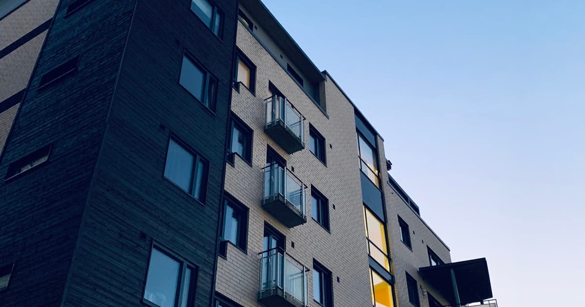 Ako prechádzať realitným trhom bez maklérov: Nové platformy a skúsenosti z roku 2026