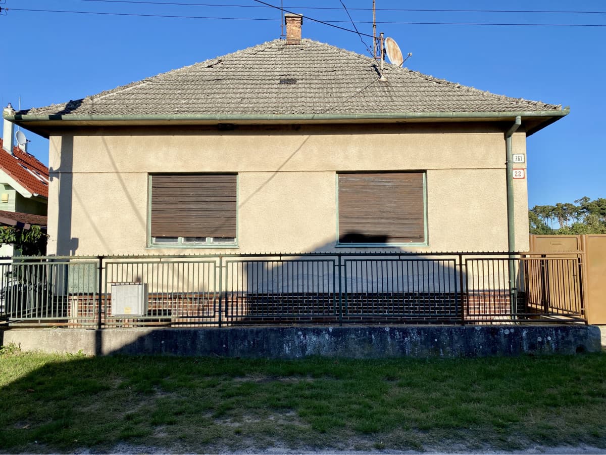 Predstavujeme Vám na predaj starší 3- izbový rodinný dom v obci Lozorno so záhradou - Veterná ulica