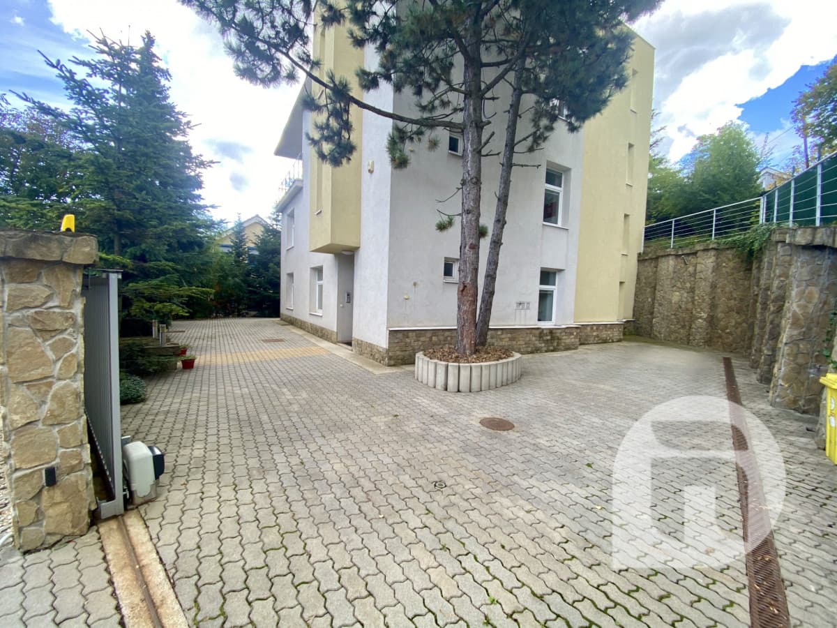 Prenájom exkluzívnych administratívnych priestorov Bratislava Koliba - Hlavná ul. + parking