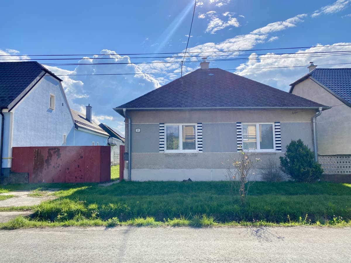 Predstavujeme Vám exkluzívne na predaj 3- izbový rodinný dom po novej rekonštrukcii v obci Kuchyňa (Záhorie) so záhradou o celkovej výmere 985 m2